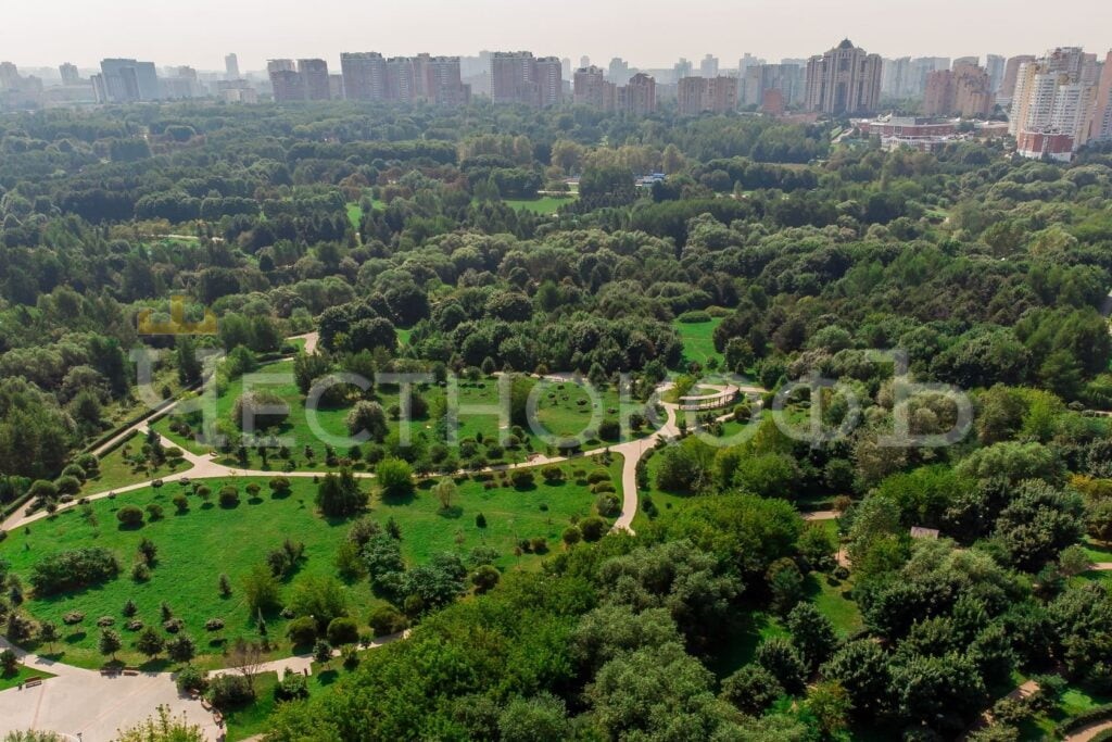 Парк 50 летия Октября рядом с ЖК Дом на Мосфильмовской